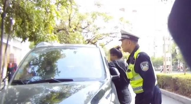 夫妻吵架，丈夫负气带着钥匙离开，孩子被独自锁在车内嗷嗷大哭
