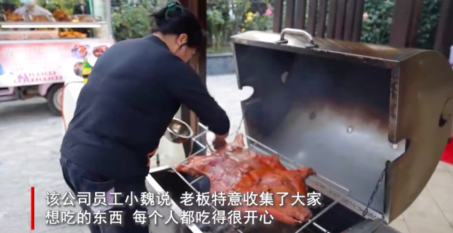 老板为奖励员工把美食街搬回家