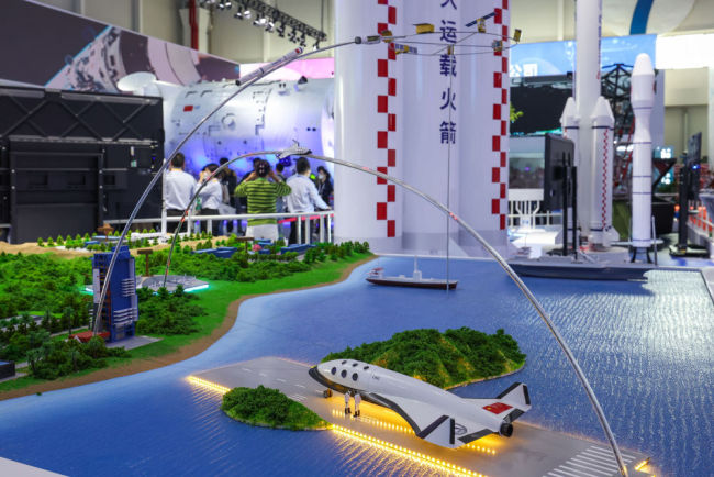 中国新一代运载火箭模型及发动机实物亮相中国航展