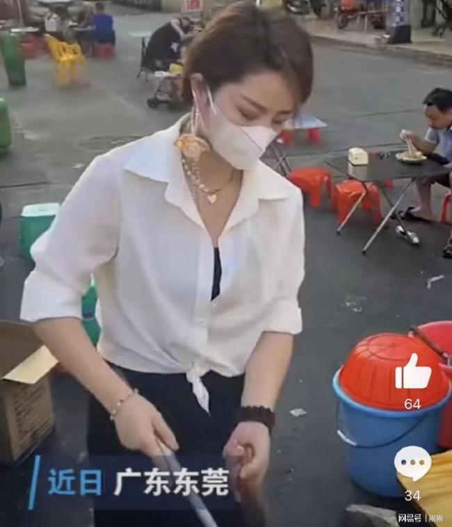 女子精致出摊日销200盒炒粉走红 炒粉动作行云流水