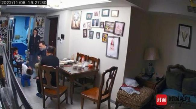 男子掌掴幼童事件31分钟监控曝光：鲁某突然发怒打人