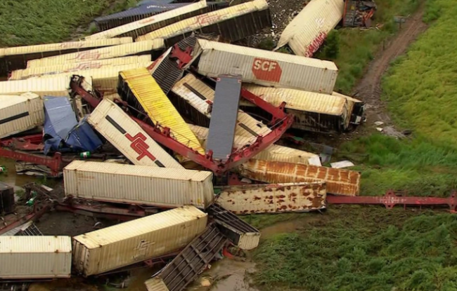 澳大利亚货运列车发生脱轨 集装箱散落在铁轨上