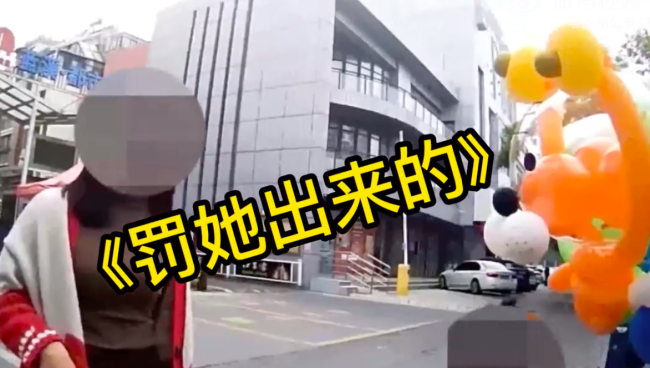 女孩哭着卖气球路人以为被拐卖