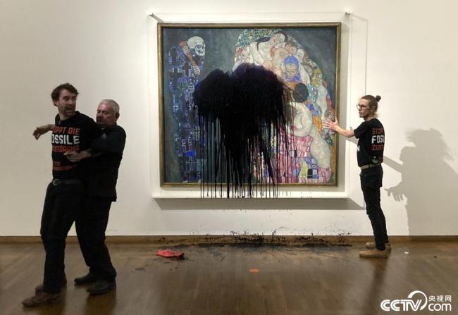 奥地利：抗议者在博物馆内向画作泼黑色液体