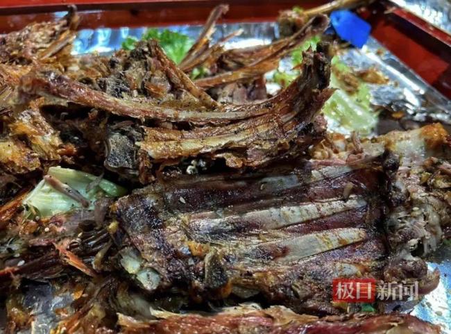花4500烤全羊糊了 顾客吐槽被索赔2万 店家：恶意差评