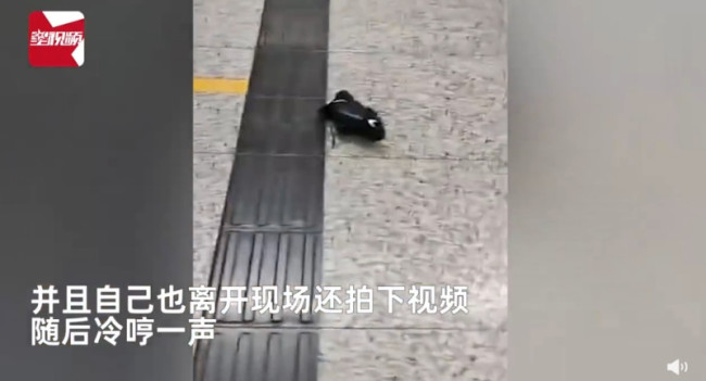 男子地铁上脱鞋被人扔出车厢