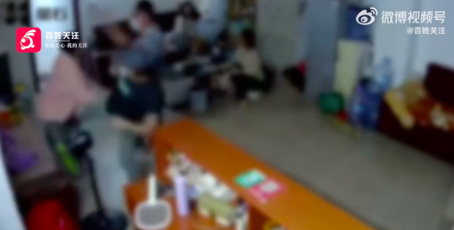 广西梧州2男子闯入商铺殴打3名女子