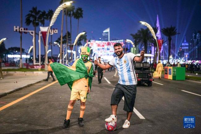 足球——卡塔尔世界杯气氛渐浓