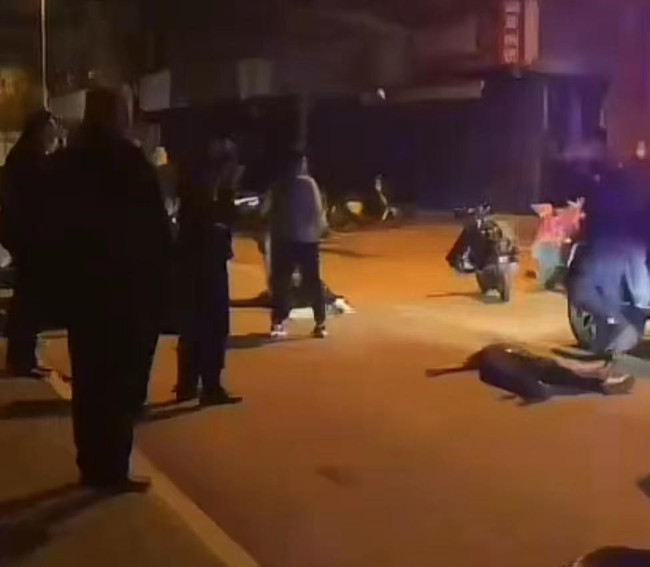 警方回应多人持砖块斗殴：家庭纠纷 两家人打架