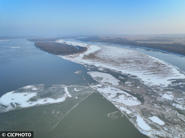 乌苏里江饶河段现流冰景观