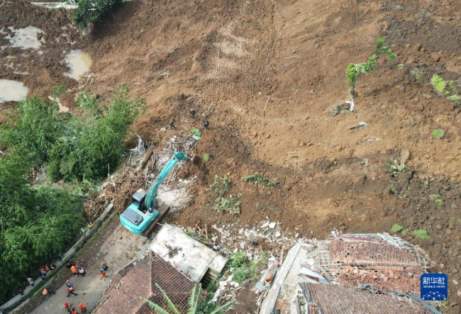 11月22日，救援人员在印度尼西亚西爪哇省展玉地区地震震中附近的山体滑坡现场开展救援（无人机照片）。