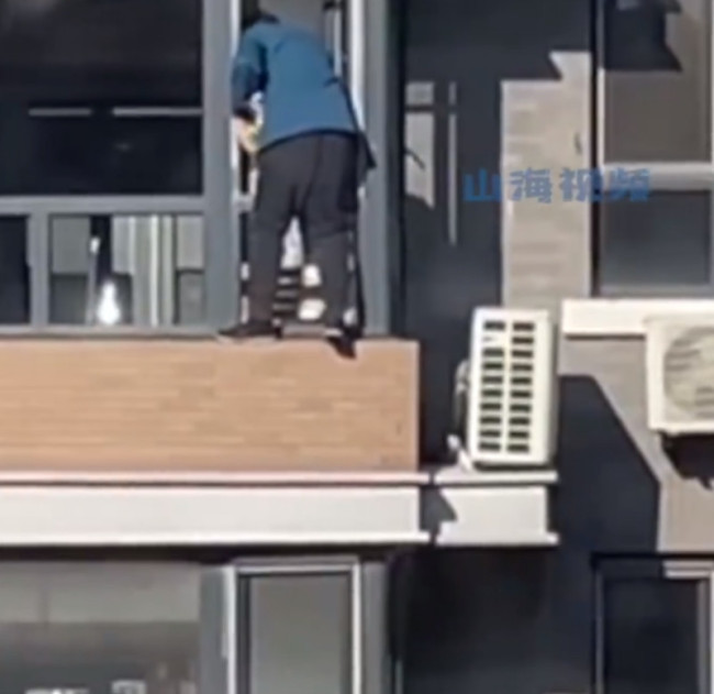 男子跪在窗户边缘擦玻璃无防护措施：擦了三个多小时