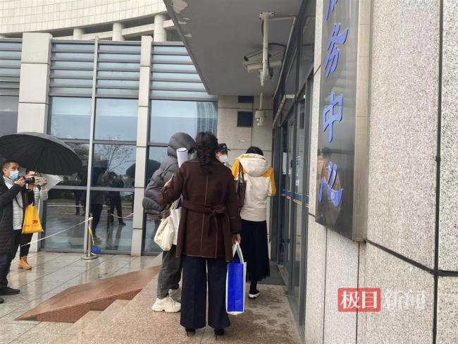 刘暖曦及代理律师进入法院.jpg
