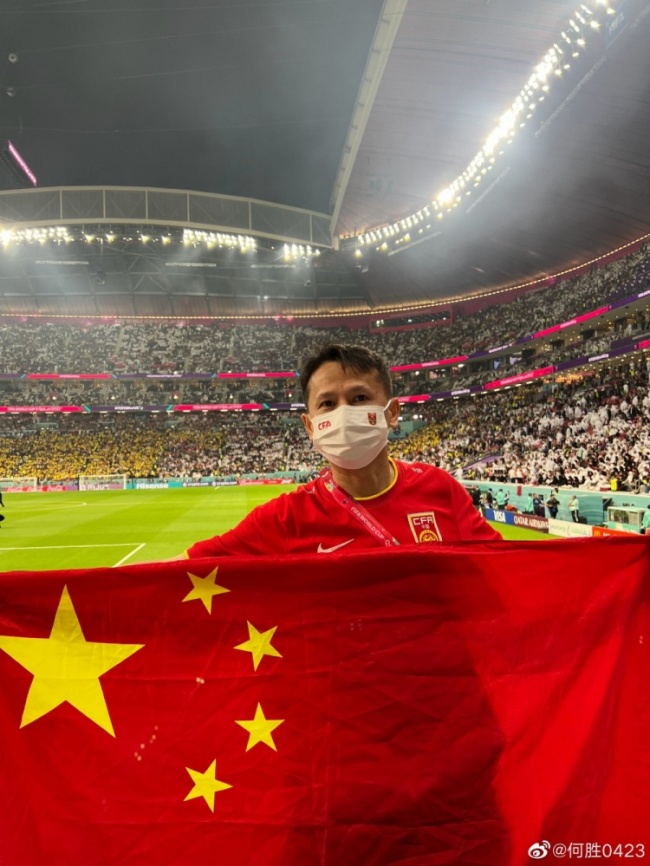 世界杯现场球迷拿出中国国旗挥舞 退钱哥高举国旗感人