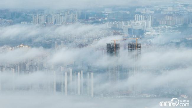 南昌：城市上空云雾缭绕