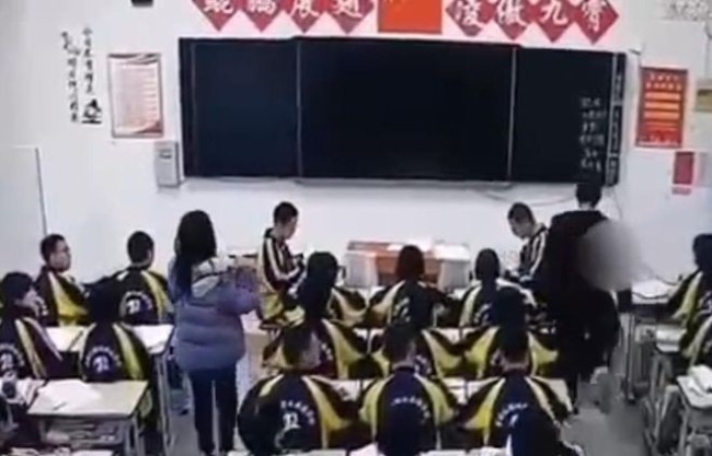 河南一教师飞腿踢翻学生 校方回应：多次捣乱骂老师