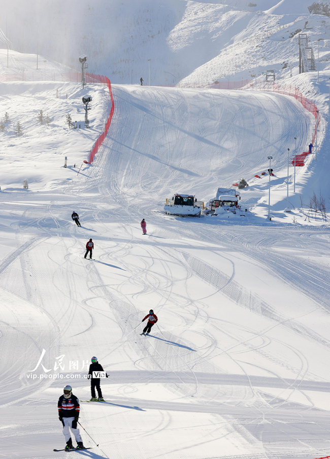 2022年12月3日，滑雪爱好者在位于新疆雪都阿勒泰的将军山国际滑雪度假区滑雪。