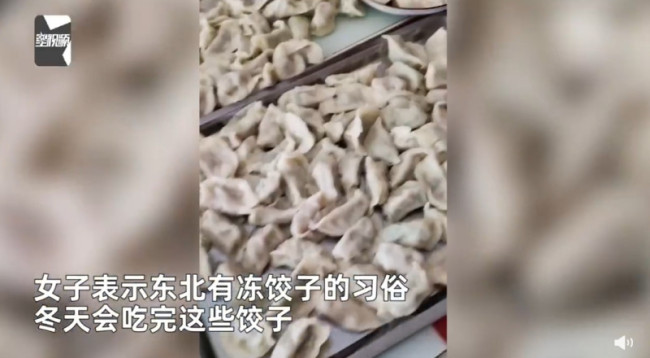 东北女子在院子地上铺满饺子：冬天会吃完这些饺子