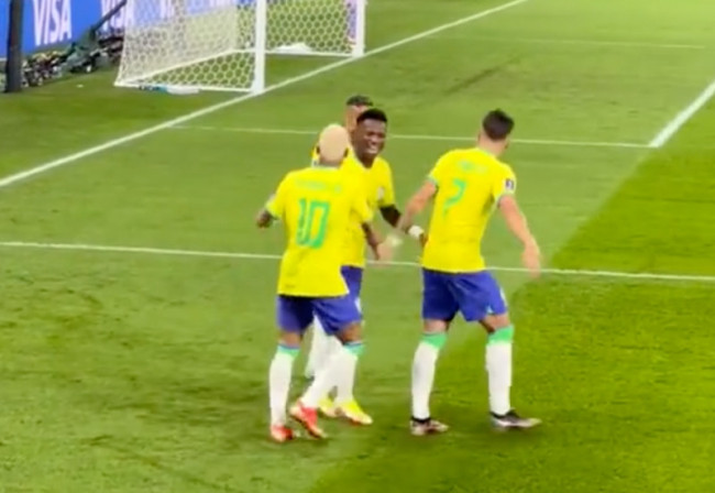 巴西球员轮流摸罗纳尔多双腿！要继续跳舞直到决赛