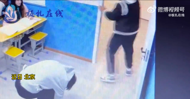 男生玩游戏不小心扒掉老师裤子 网友：老师本命年吧