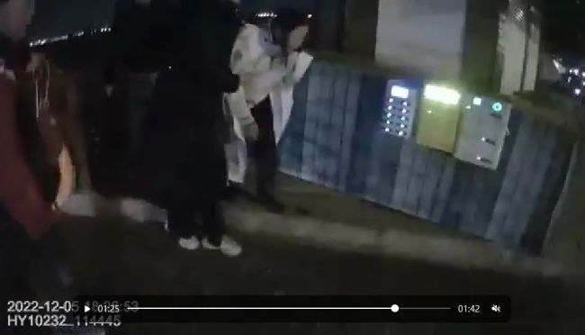 最美博士情侣下海拼死救回轻生女子，有爱情更有爱心