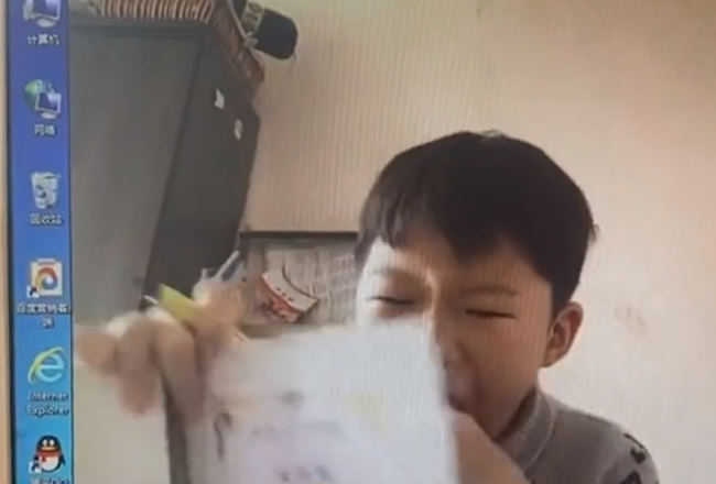 太社死！男孩上网课吃苹果太投入，被老师投在主屏没发现