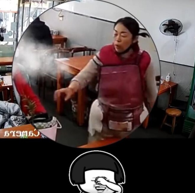 女子吃饭相中碗服务员一把薅出 网友：幸亏只是相中碗