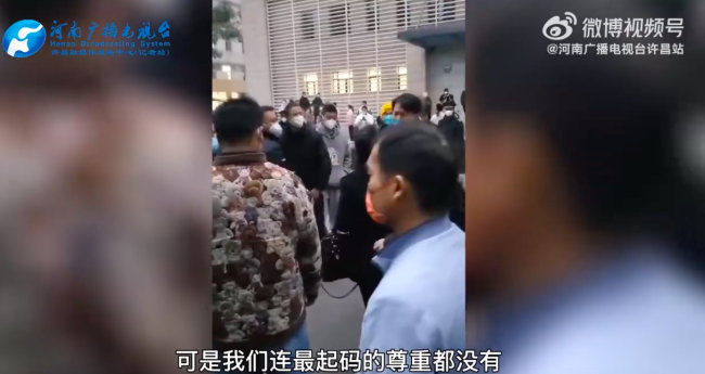 网传高校学生被保安锁喉带走