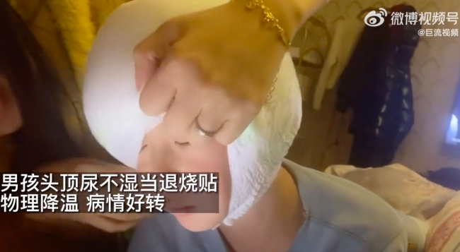 妈妈巧用尿不湿给高烧儿子降温