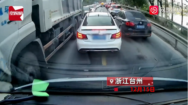 奔驰多次插队救护车通道 交警怒斥车主才让道