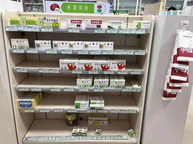 保定正在痛中恢复 医院全是人居民寒风中排队买药