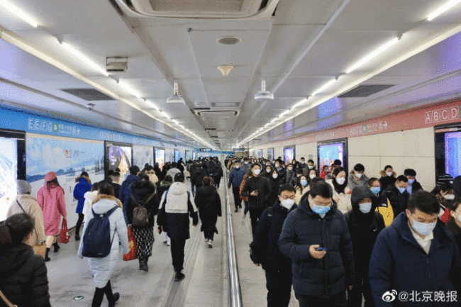 北京地铁缩短发车间隔！10号线早高峰2到3分钟一趟