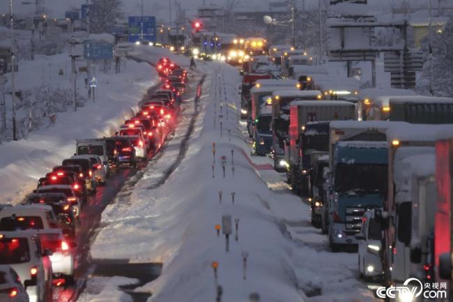 日本多地降暴雪 交通通信受影响