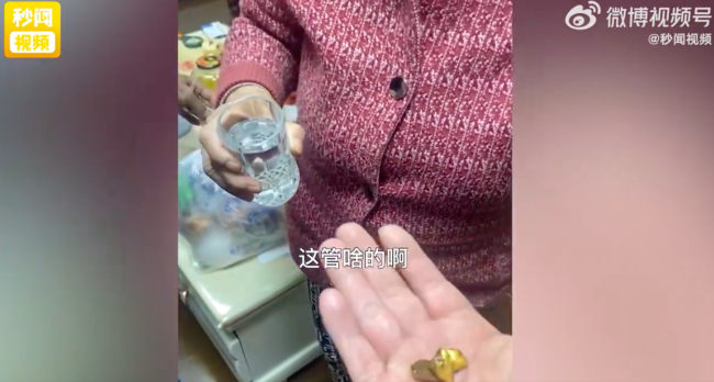 奶奶摸出安宫牛黄丸给孙子防新冠