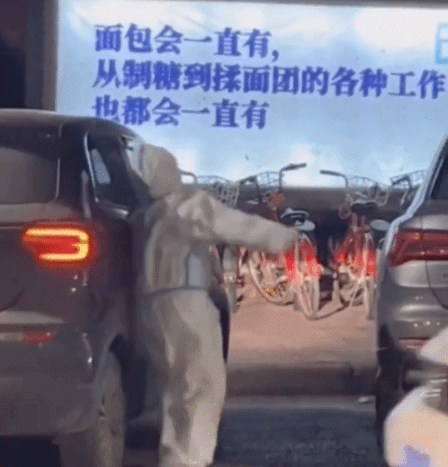 女子得知儿女高烧买不到药街头大哭 网友：其实我们不缺药！