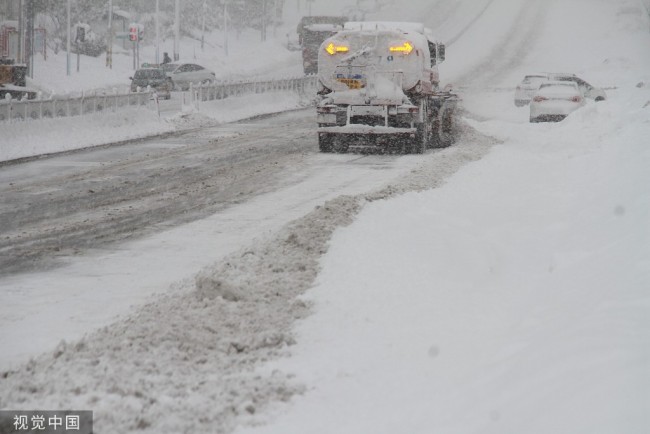 山东威海遭遇暴雪 大型清雪车清扫路面积雪