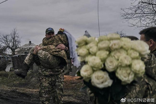 乌军士兵举行战场婚礼