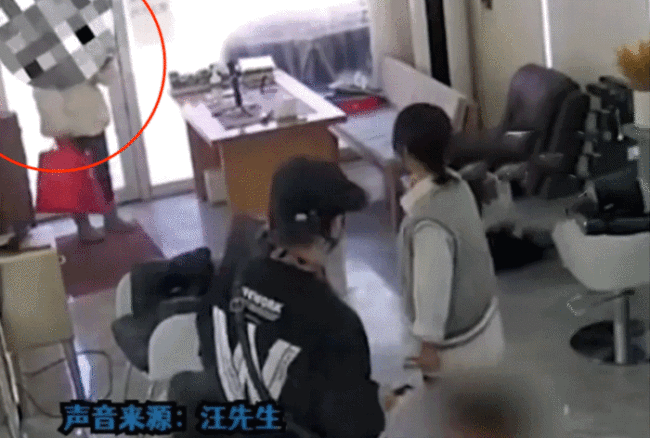 阴性女子去剪发被理发师劝走