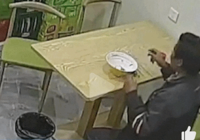 老板请困难老人吃粉被质疑不送钱 老板：开店半年仍亏损