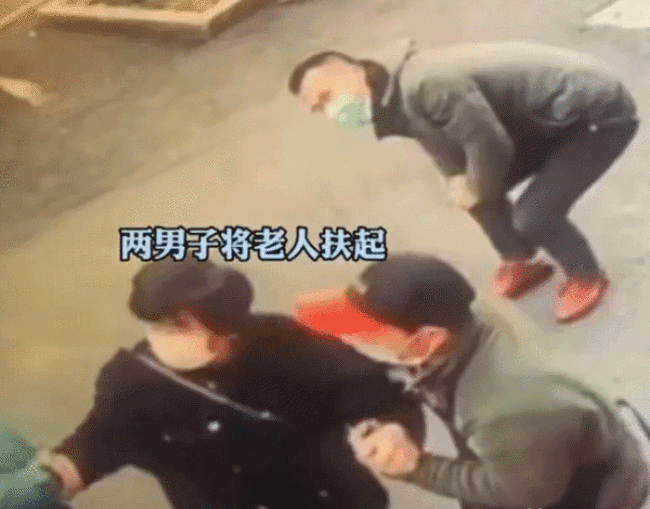 大妈买早餐突然后仰小伙一把扶住