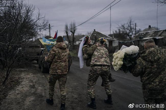 乌军士兵举行战场婚礼
