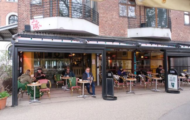 这是2021年4月21日拍摄的丹麦哥本哈根一家咖啡馆的户外餐区。新华社发（安德斯·孔斯豪摄）