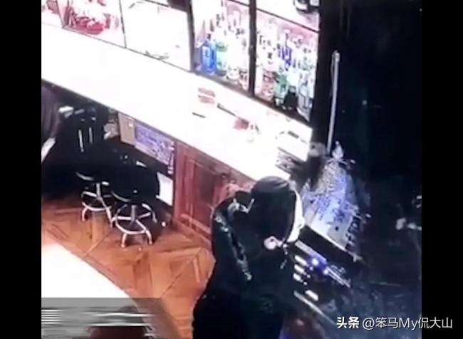 酒吧前台遭醉酒男猥亵当场反击报警：被猥亵还被要求赔钱！