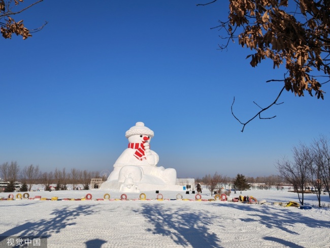 哈尔滨18米高大雪人亮相松花江边