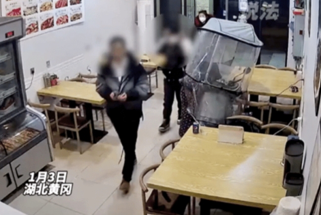 男孩走亲戚被赶出门获饭店老板收留