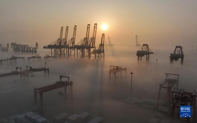 河北唐山港京唐港区出现平流雾景观