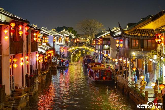 苏州：山塘街灯火通明 游客河边游览