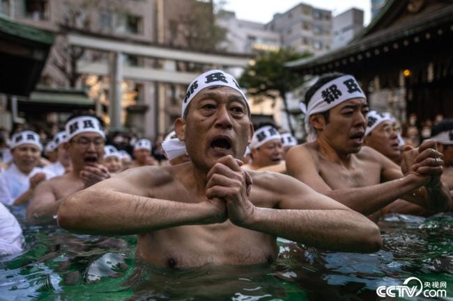 日本民众参加传统冰浴仪式为新年祈福