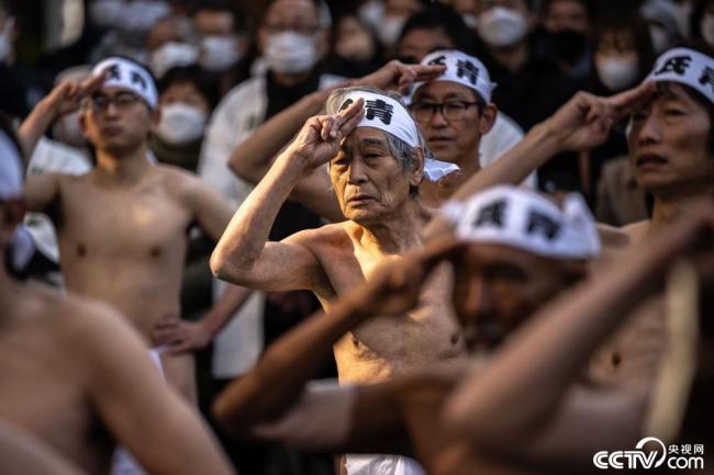 日本民众参加传统冰浴仪式为新年祈福