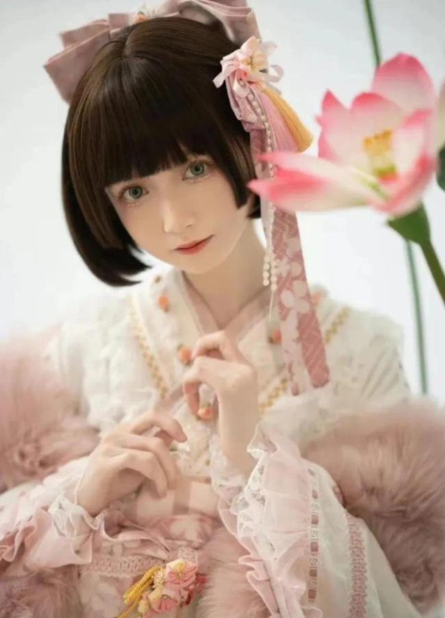 24岁女网红病逝, 死因疑与新冠有关, 置顶微博让人动容